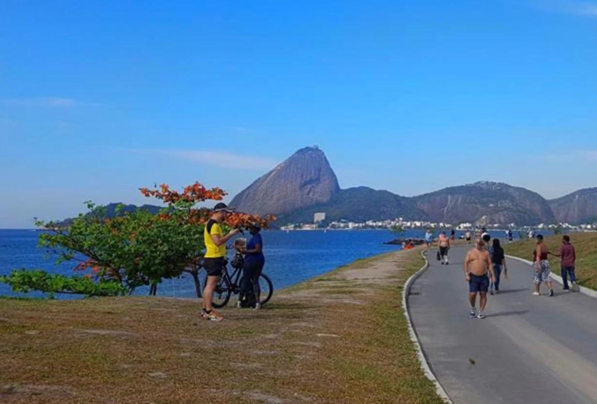 Junto Ao Mar E Metro Em Copa *